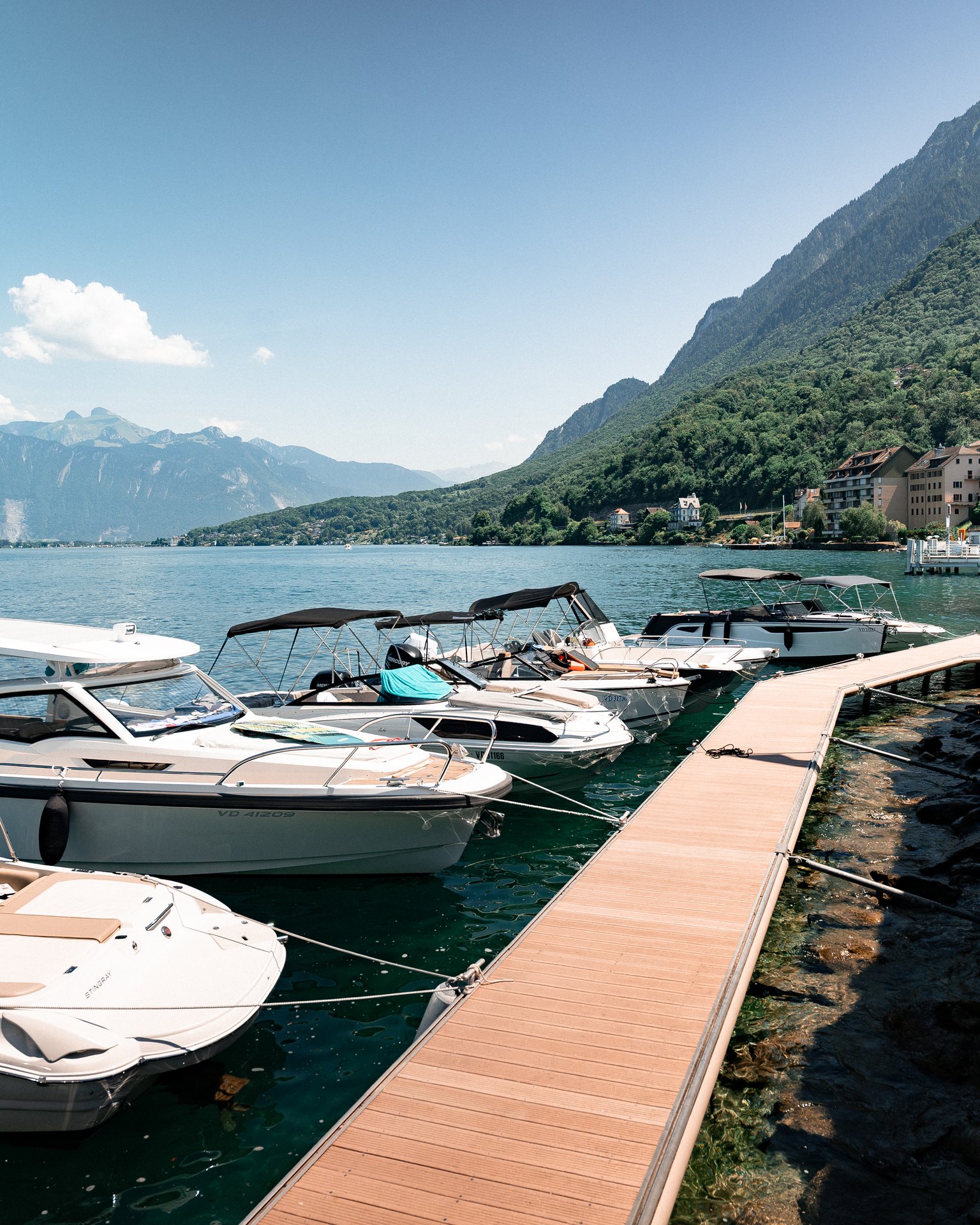Bateaux à moteur au ponton du restaurant