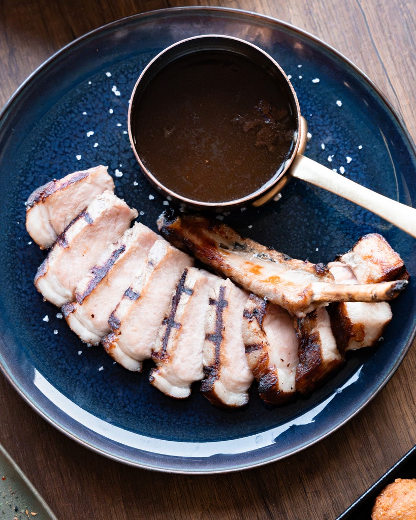 Côte de cochon maturée grillée au Kamado